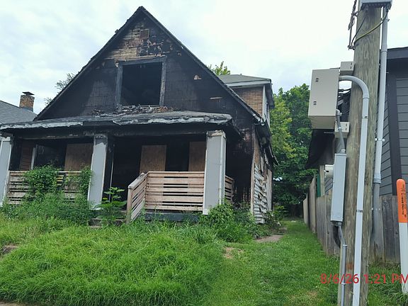 3rd image of 921 N Oxford St