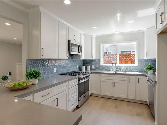 4th image of 4694 Moorpark Ave
