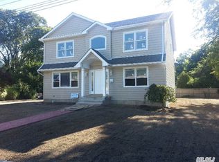 515 Pease Ln, West Islip, NY 11795