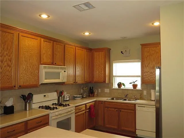 3 bed, 2.5 bath, 2096 sqft, $2,000 — Photo 4