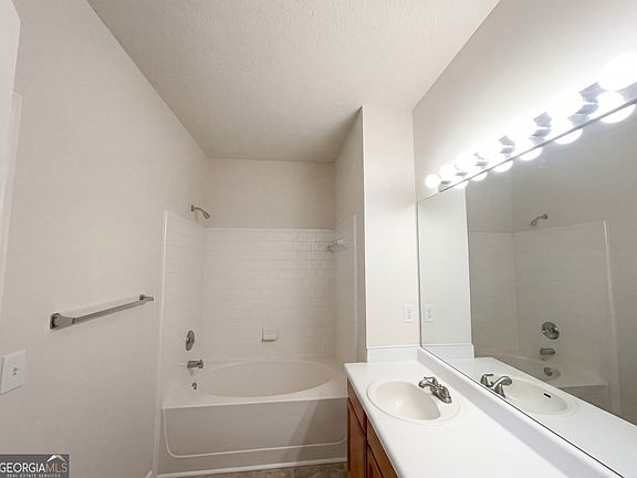 5th image of 1639 Woodsford Rd NW