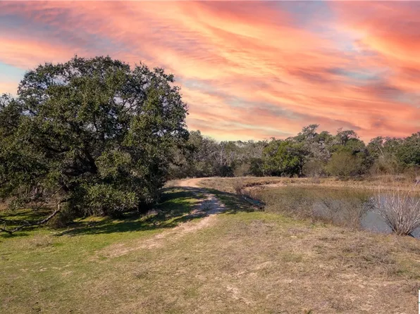 678 County Road 407, Yoakum, TX 77995