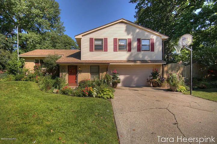 955 Washtenaw St NE photo 1