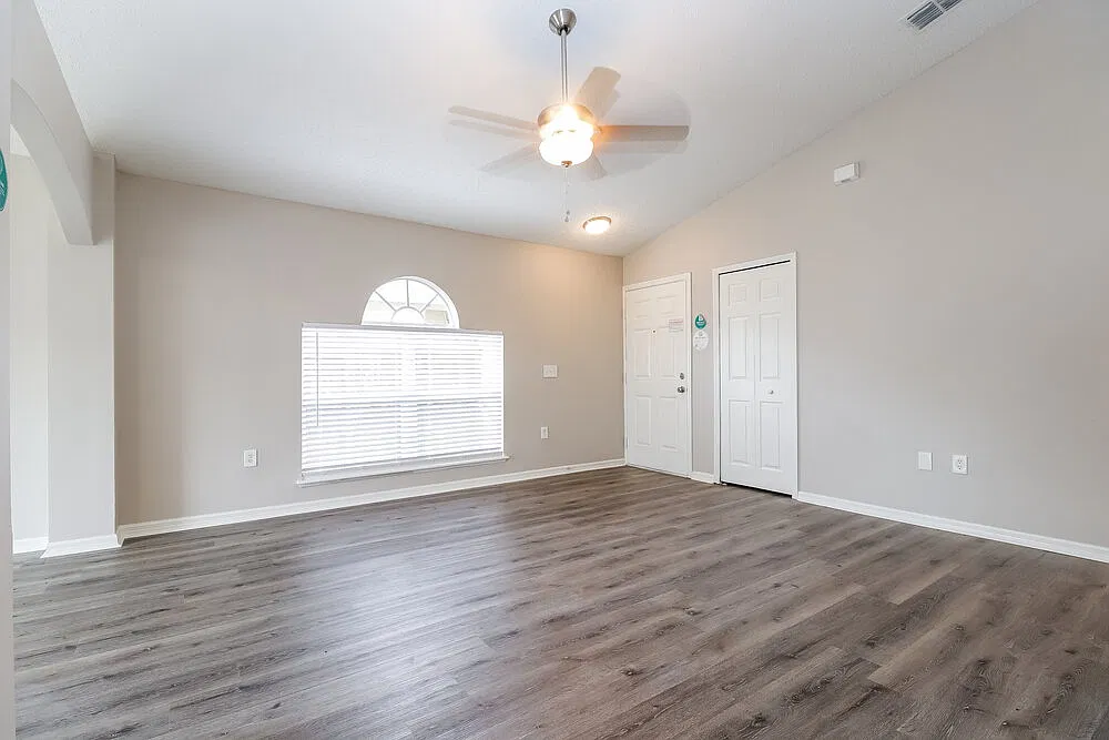 3 bed, 2.0 bath, 1211 sqft, $3,300 — Photo 4