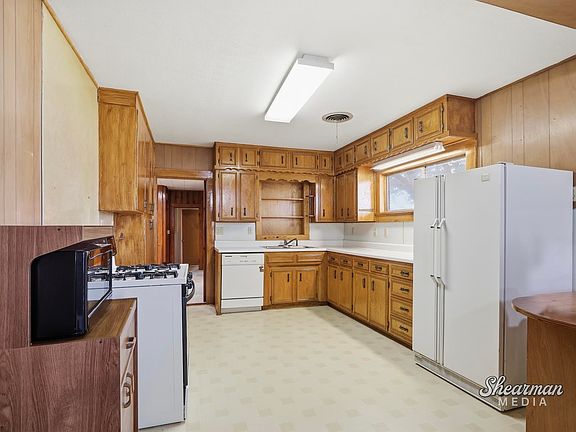 3rd image of 207 S California St