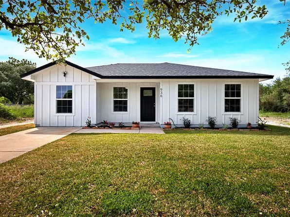936 10th St, Aransas Pass, TX 78336