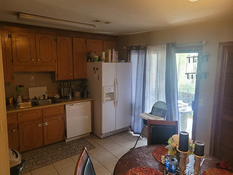 258 Edith Way — Photo 2