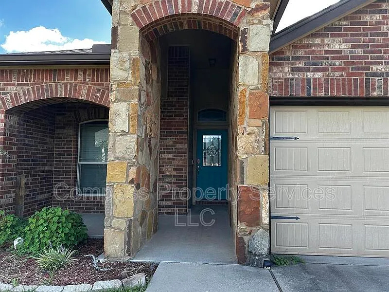 3 bed, 2.0 bath, 1688 sqft, $2,300 — Photo 2