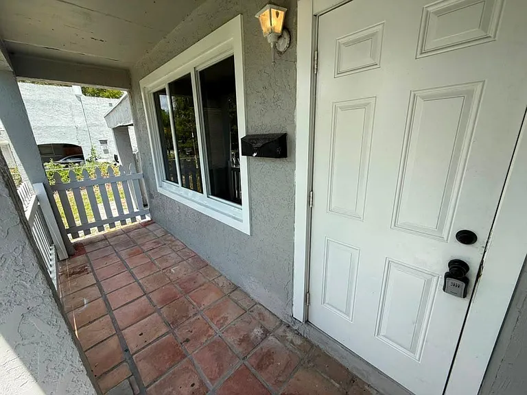 933 30th Ct — Photo 4