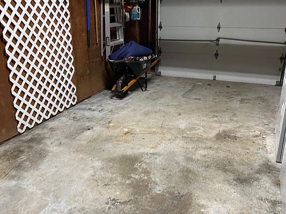 3rd image of 215 Patrician Dr