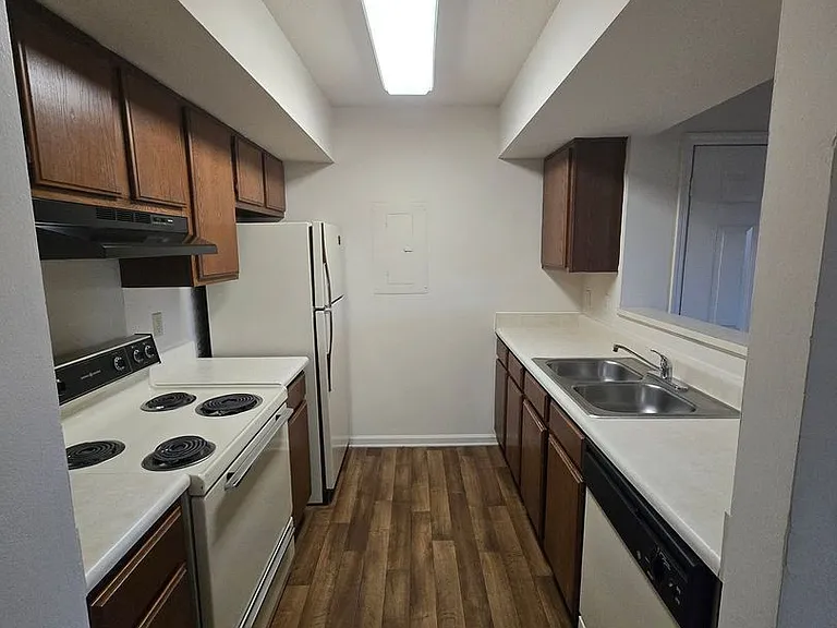 Tusculum Square Apartments and Townhomes — Photo 35