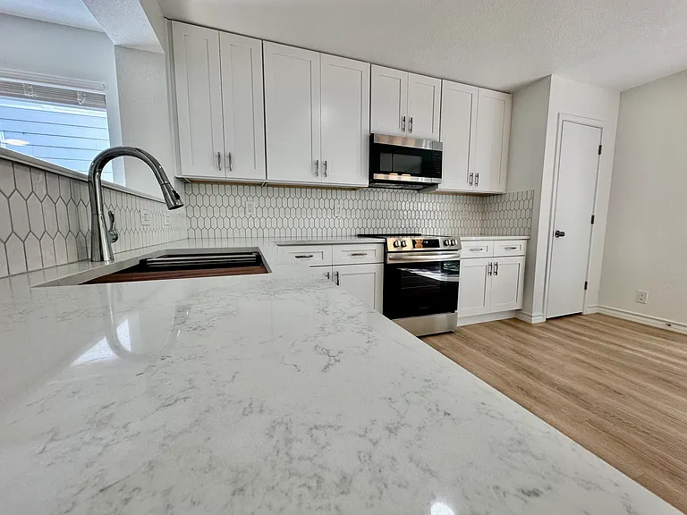 414 Hampton Cv — Photo 5