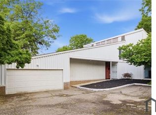 25 Sutton Pl, Cleveland, OH 44120