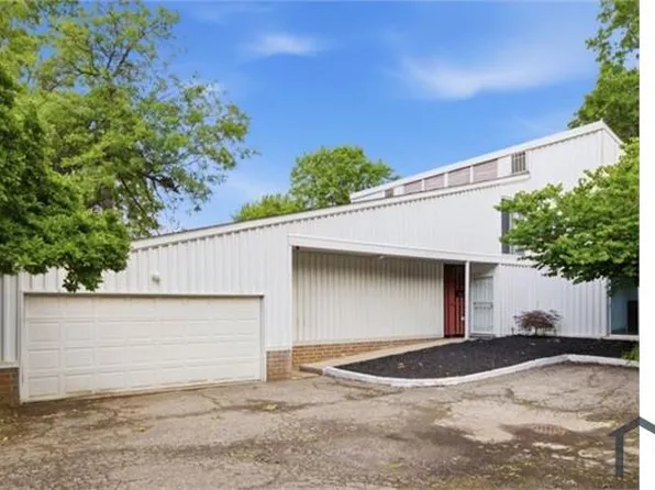 25 Sutton Pl, Cleveland, OH 44120