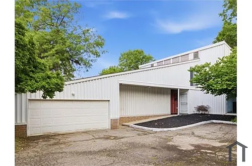 25 Sutton Pl Photo 1