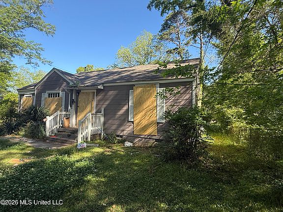 2nd image of 522 Woodbury Rd