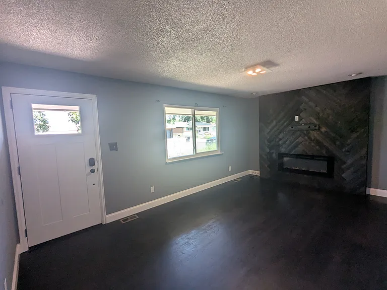 2534 Ivanhoe Dr — Photo 2