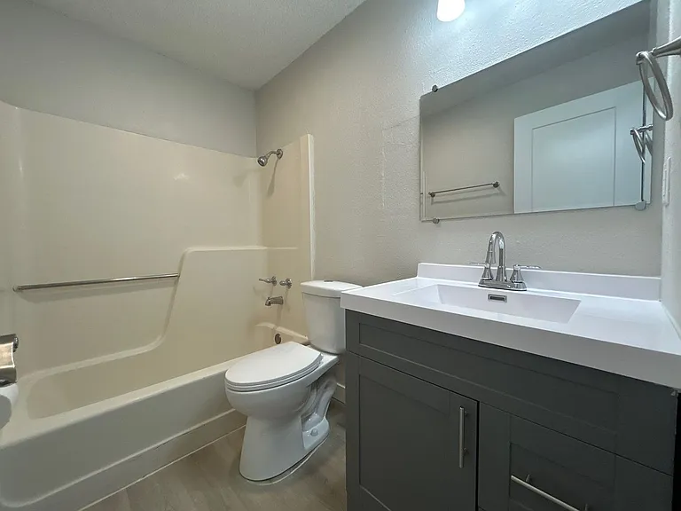 906 E E St — Photo 26