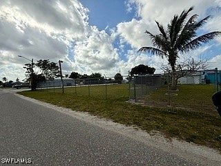 3rd image of 642 E Alverdez Ave