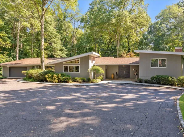 25 Twin Ponds Lane, Oyster Bay Cove, NY 11791