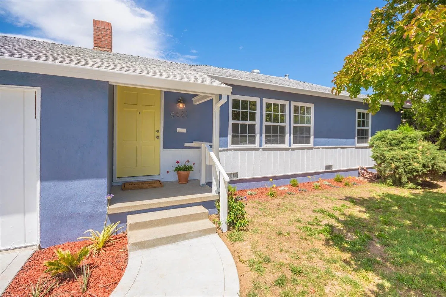 Beautiful Three Bedroom Home in Fruitridge Manor — Photo 1