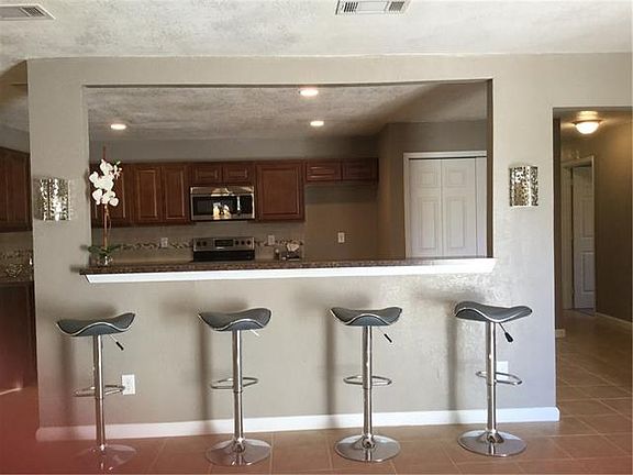 5th image of 402 N Holiday Dr