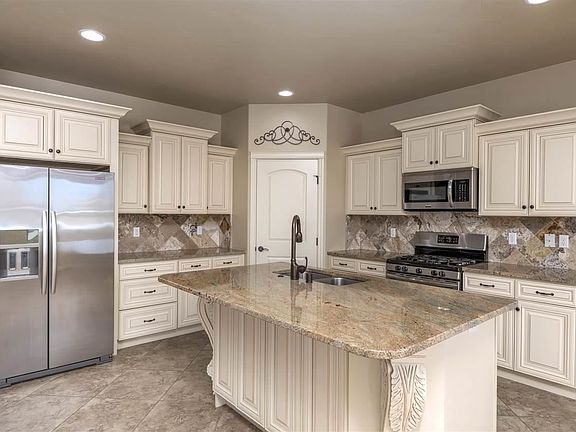 4th image of 610 Chateau Ct