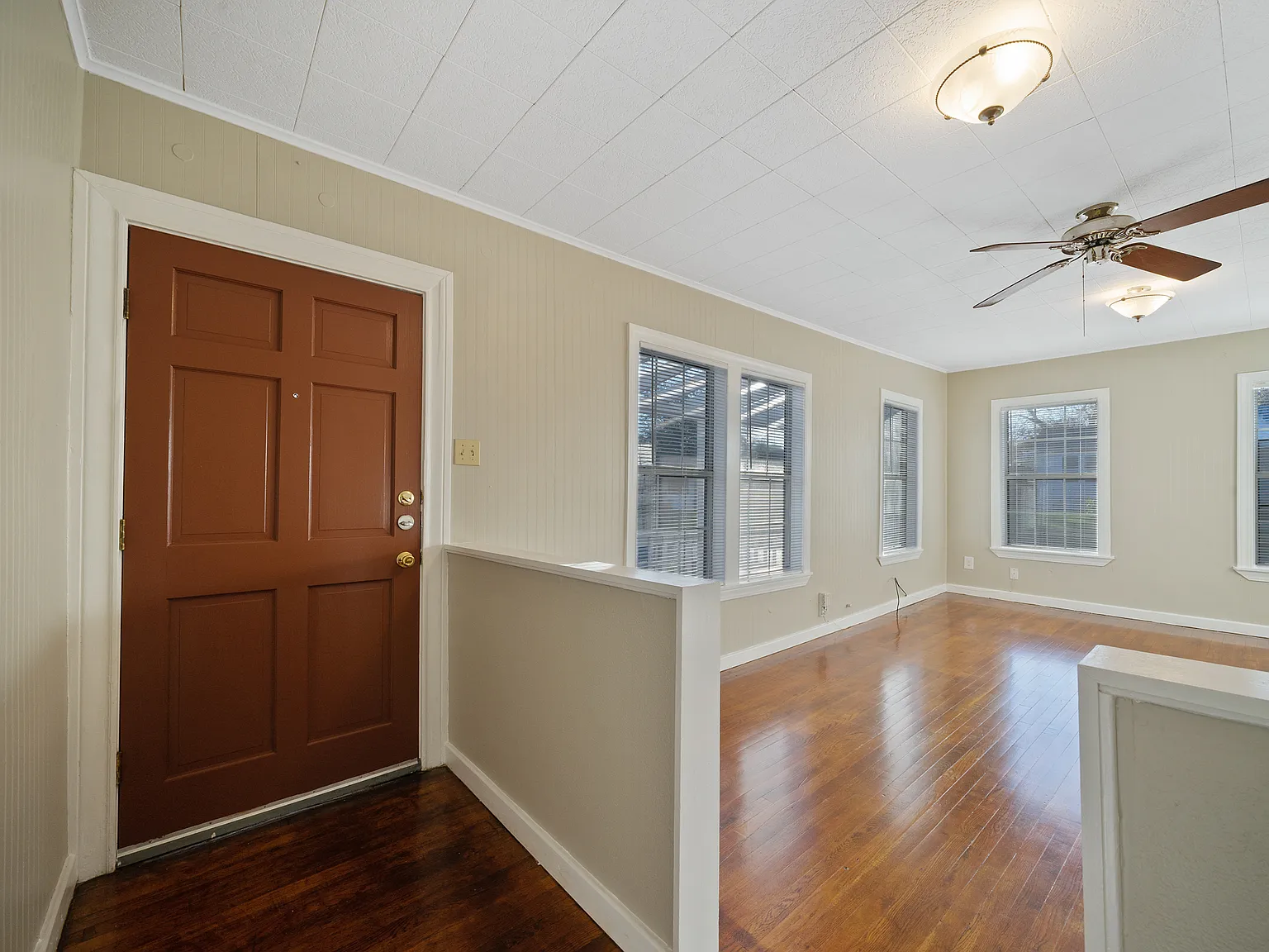 Charming 3-Bed Cottage with Hardwood Floors, Balcony & Carport in San Antonio 103 Cosgrove St — Photo 3