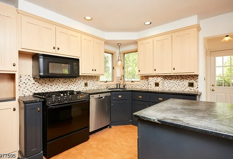 742 Ridgewood Rd — Photo 5