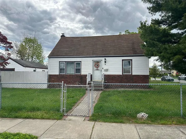 2 Dorothy Street, Hicksville, NY 11801