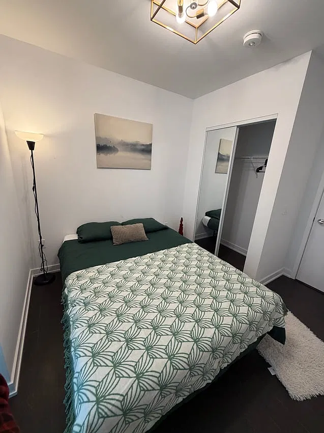 Deluxe Room St Patrick St & Dundas St W — Photo 2