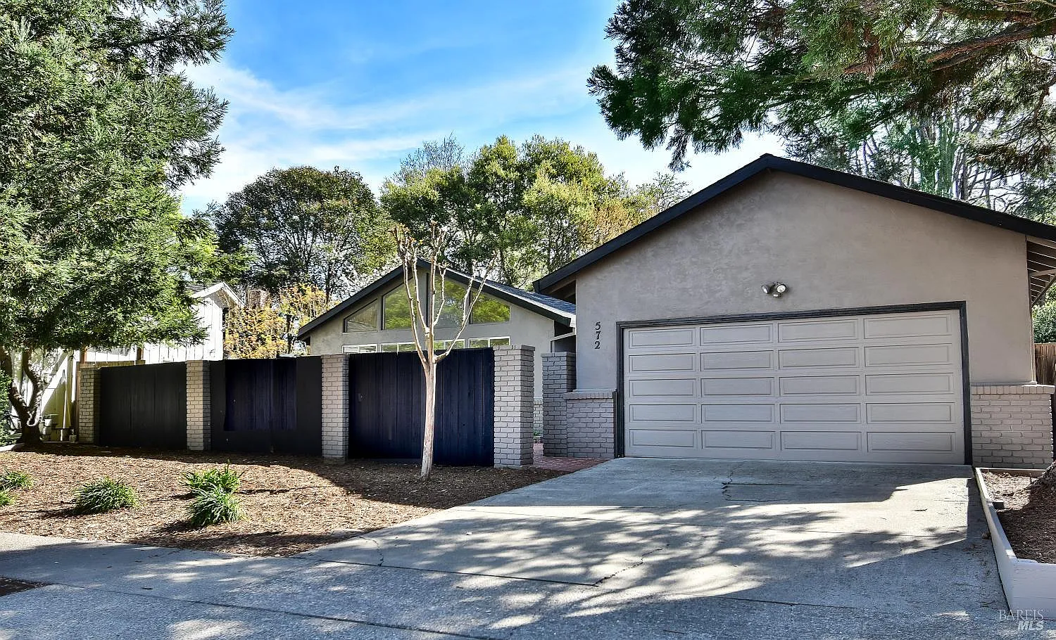 572 Este Madera Drive photo 1