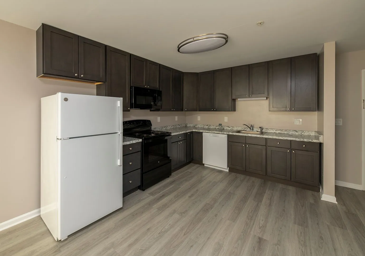 Midtown Apartments — Photo 4