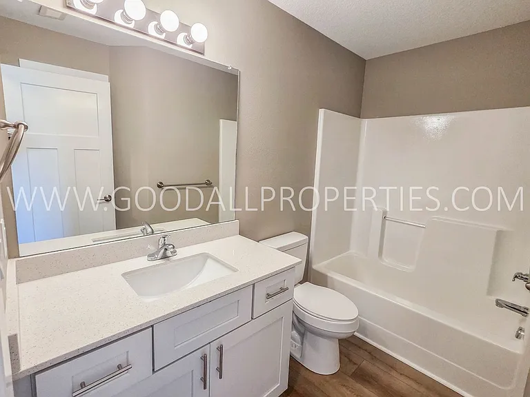 425 SE Waco Pl — Photo 8