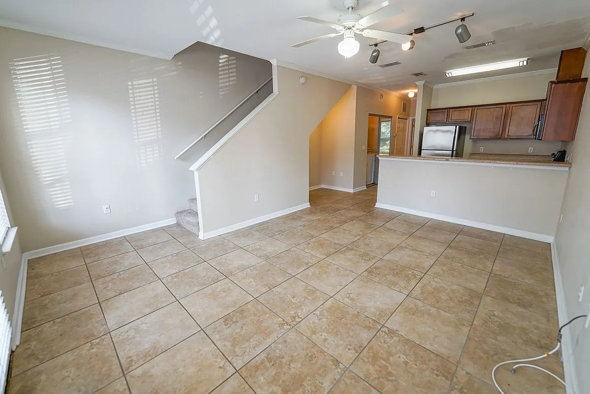 3 bed, 3.0 bath, 1353 sqft, $1,600 — Photo 4