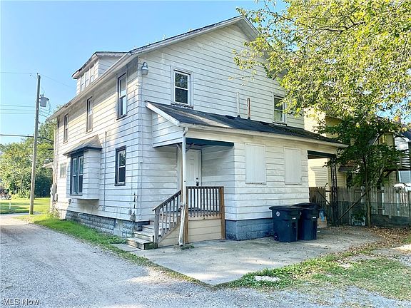 3rd image of 846-848 Hunter St NW
