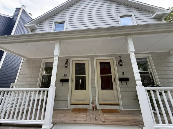 19 Meikle Ave, Newport, RI 02840