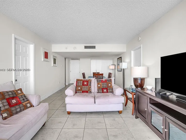 3625 N Country Club Dr #Penthouse 2 — Photo 4