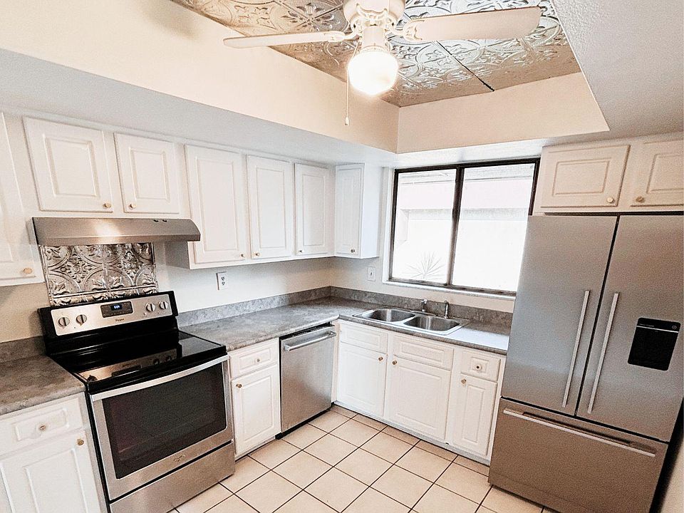 Gorgeous kitchen, lots of storage and counter space