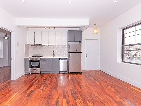 3rd image of 648 Evergreen Ave #33