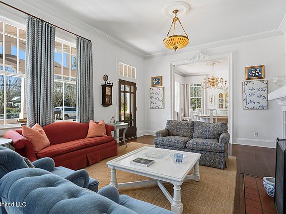 5th image of 818 Pinehurst Pl