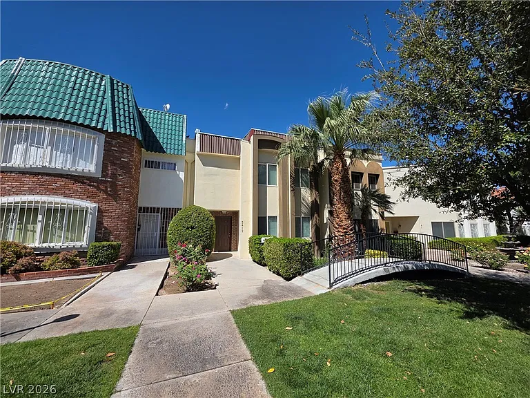3412 Townhouse Dr — Photo 2