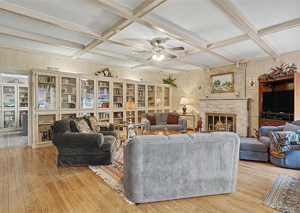 29th image of 103 E Dogwood St