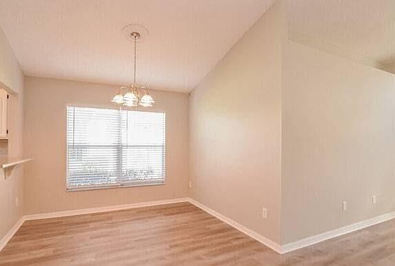 3rd image of 2667 Delcrest Dr