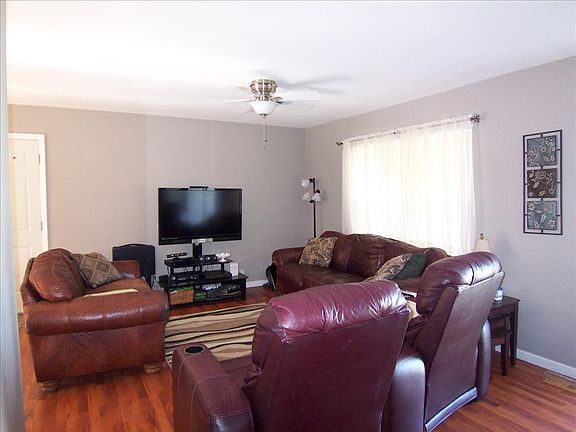 3rd image of 223 W Bend Ln