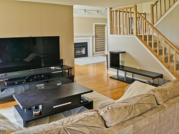5th image of 181 Zeppi Ln