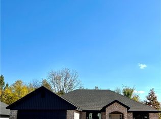 1833 S D St, Rogers, AR 72758