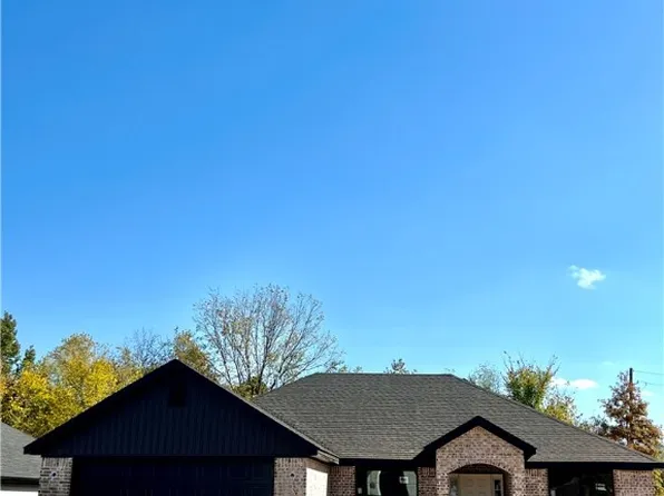 1833 S D St, Rogers, AR 72758
