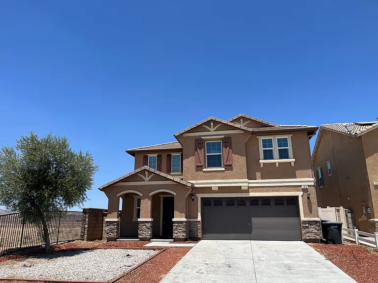 160 Yosemite Ave — Photo 1