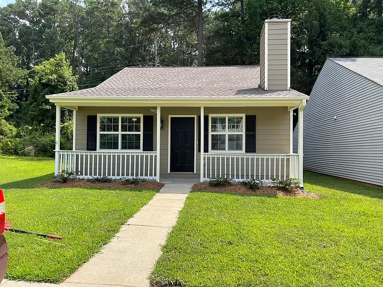 1020 Hillsborough Chase NW — Photo 1